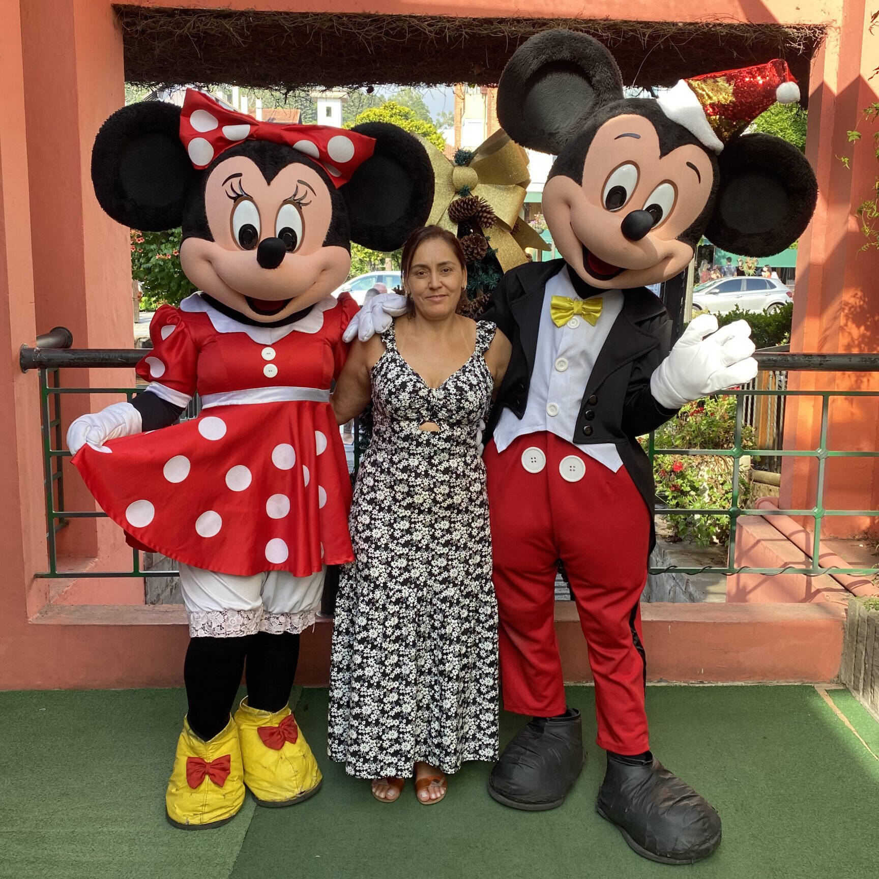 Dagmar cliente da Vimples em Gramado com os personagens Mickey e Minnie