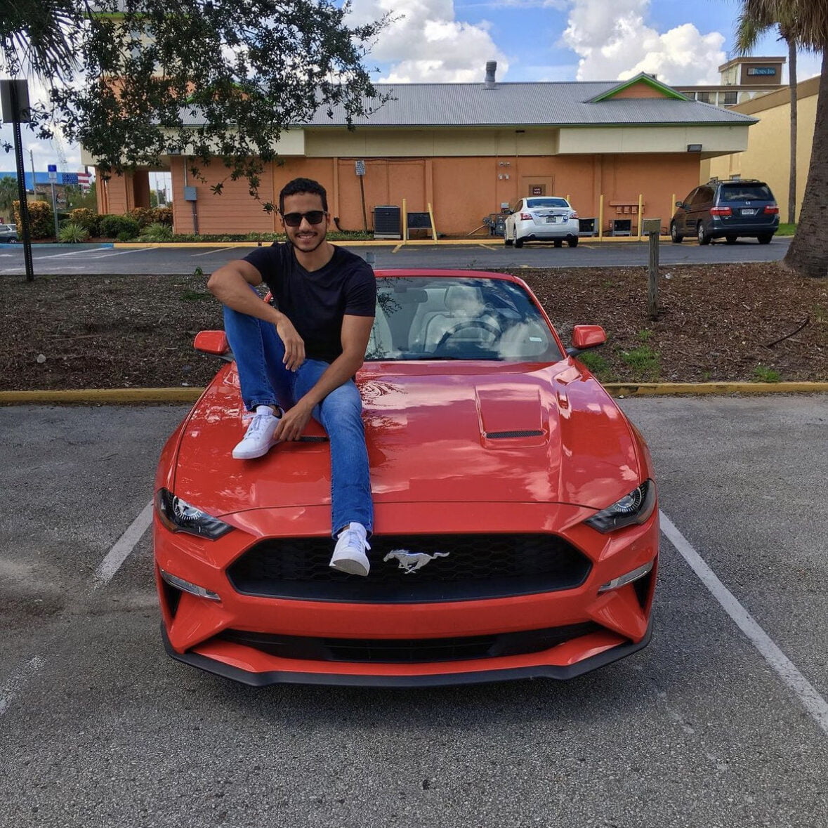 Filipe cliente da vimples sentado em uma ferrari vermelha em Miami