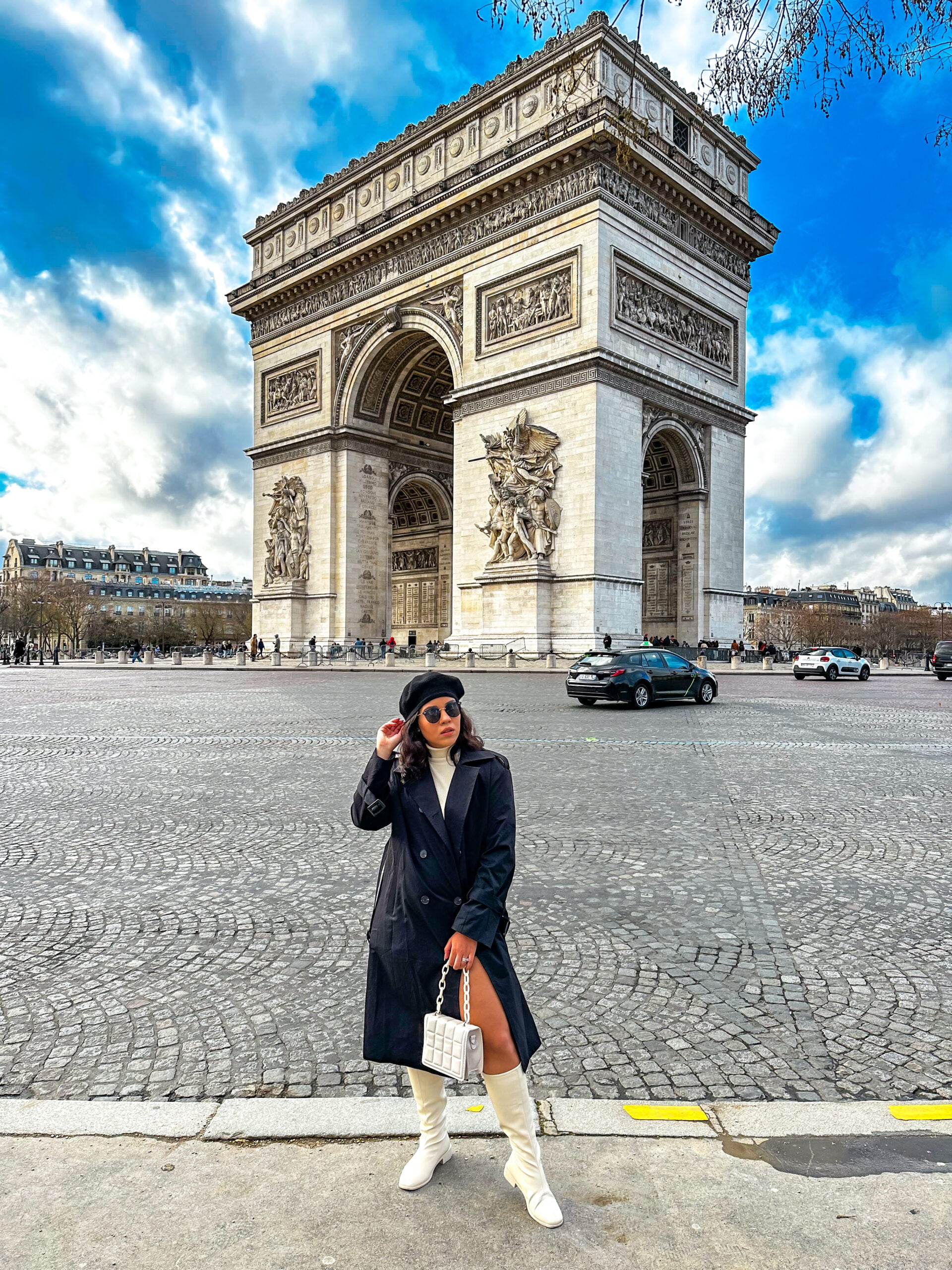 Franscielly fundadora da Vimples em frente ao Arco do Triunfo em Paris