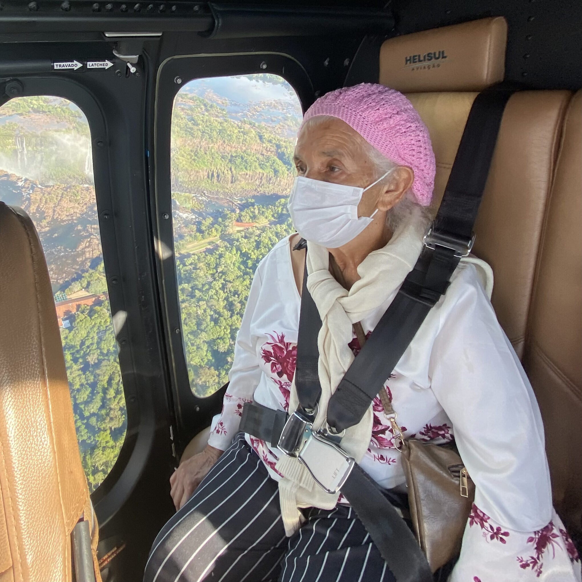 Maria cliente da Vimples em um helicóptero sobrevoando as Cataratas do Iguaçu