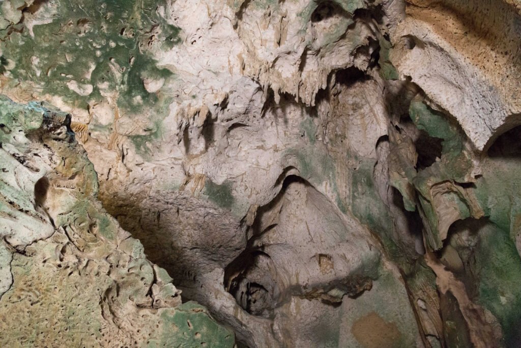 interior de uma caverna em curaçao