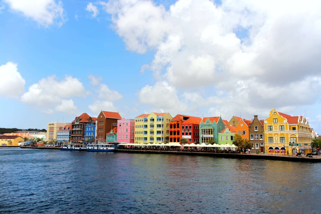 willemstad, capital de curaçao, rio com casas coloridas na margem