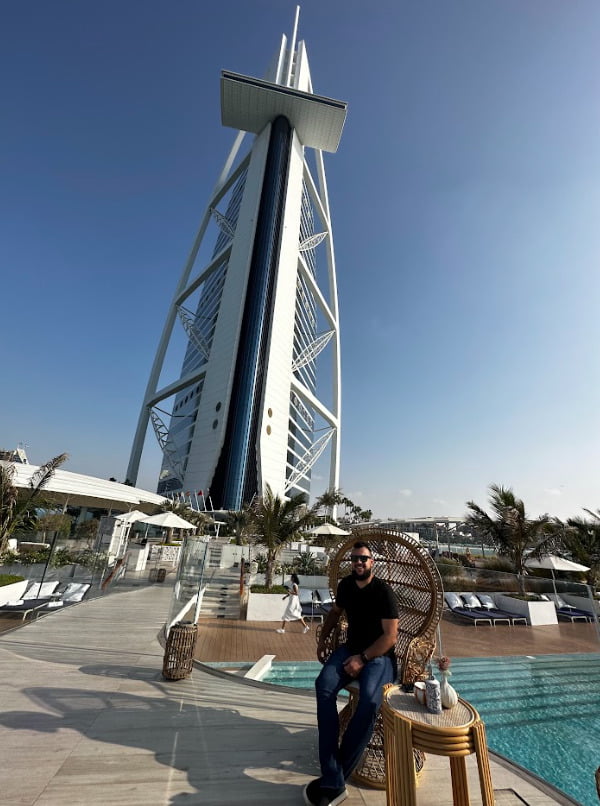 Um de nossos sócios em frente ao Burj Al Arab em Dubai