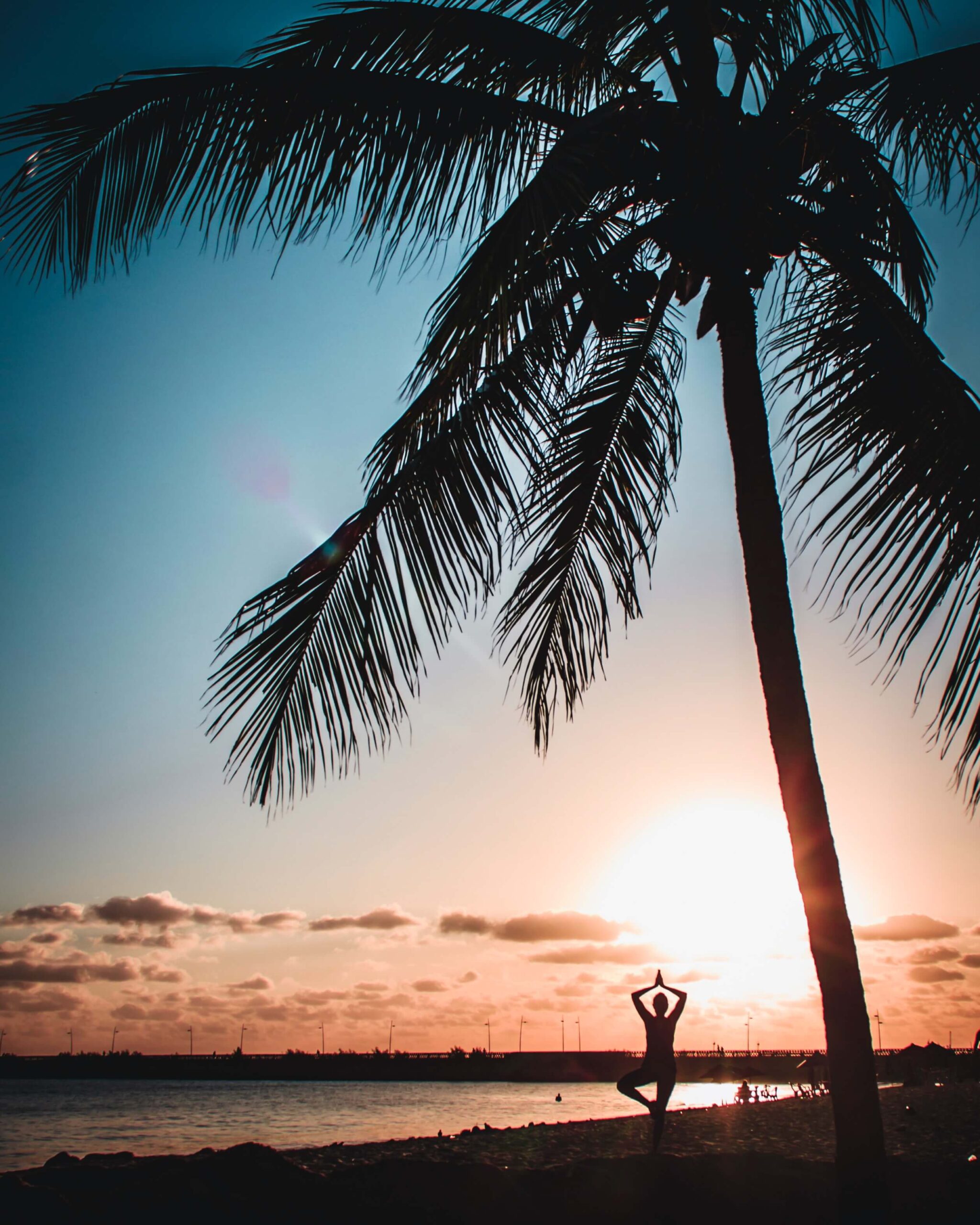 Final da tarde com pôr do sol em frente ao mar em Fortaleza no Ceará