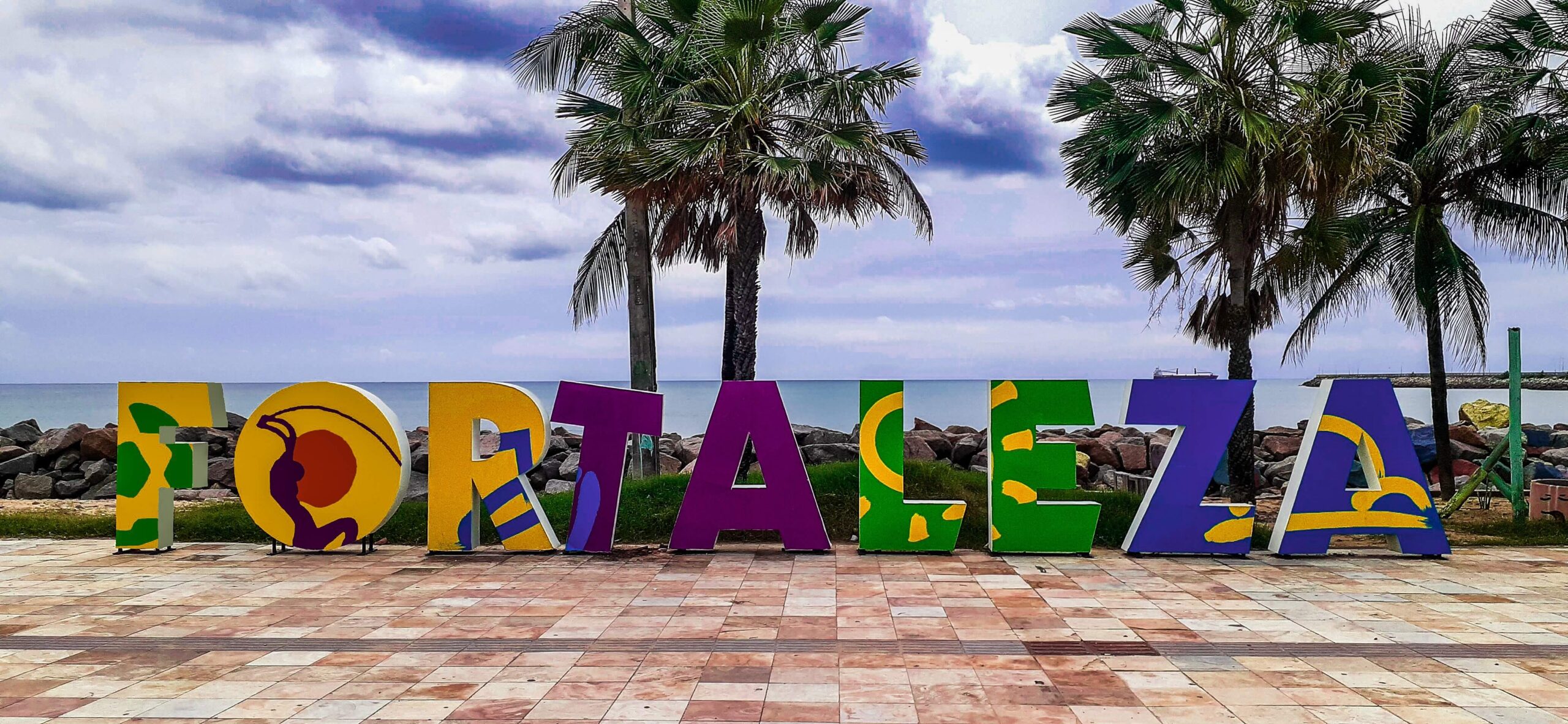 Placa em frente o mar com o nome de Fortaleza no Ceará