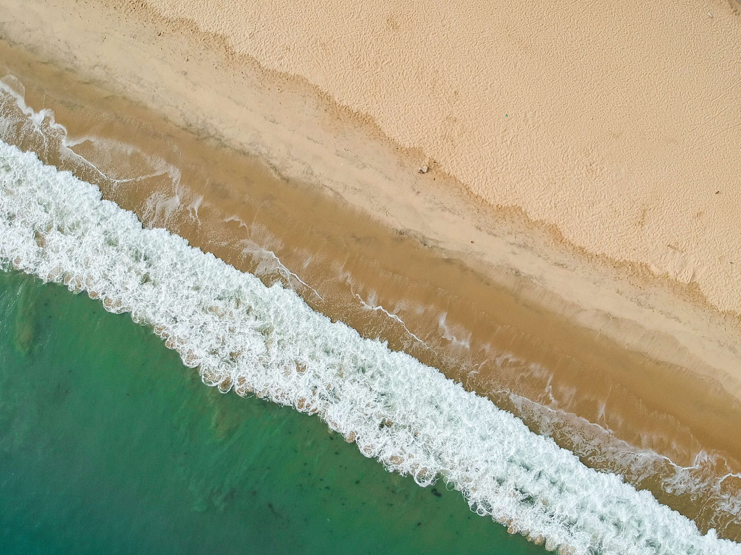 Mar chegando na areia na praia em Fortaleza no Ceará