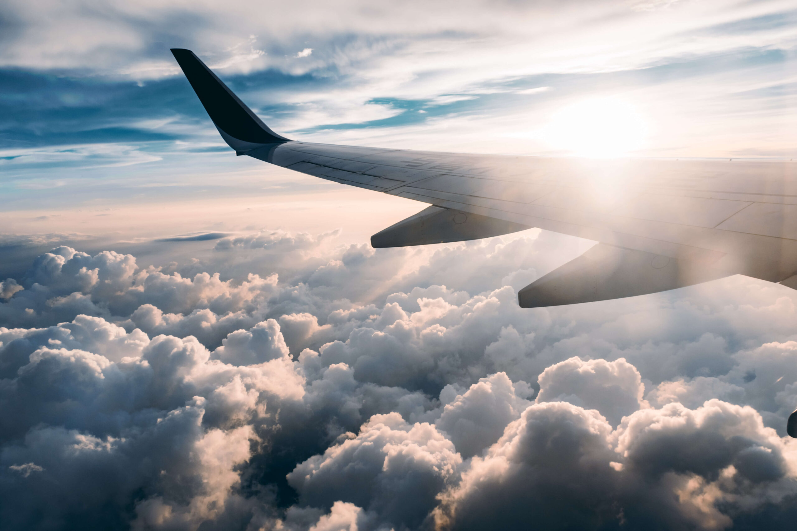 Avião sobrevoando as nuvens viajando para Fortaleza no Ceará