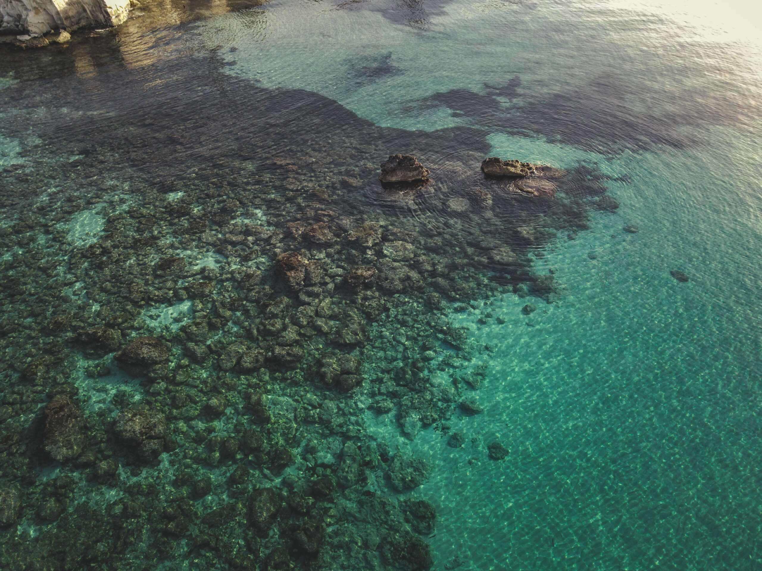 Pedras e mar nos Parrachos de Maracajau