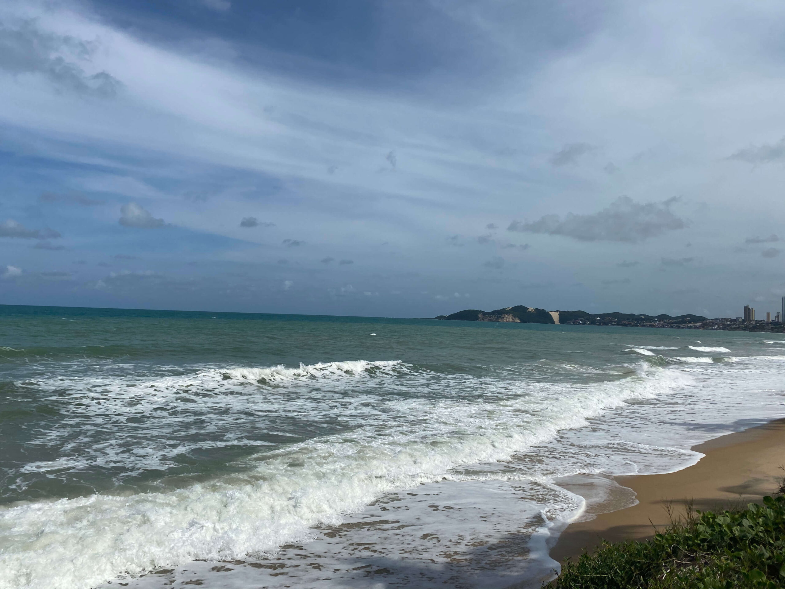 praia em Natal com o morro do careca e a cidade ao fundo