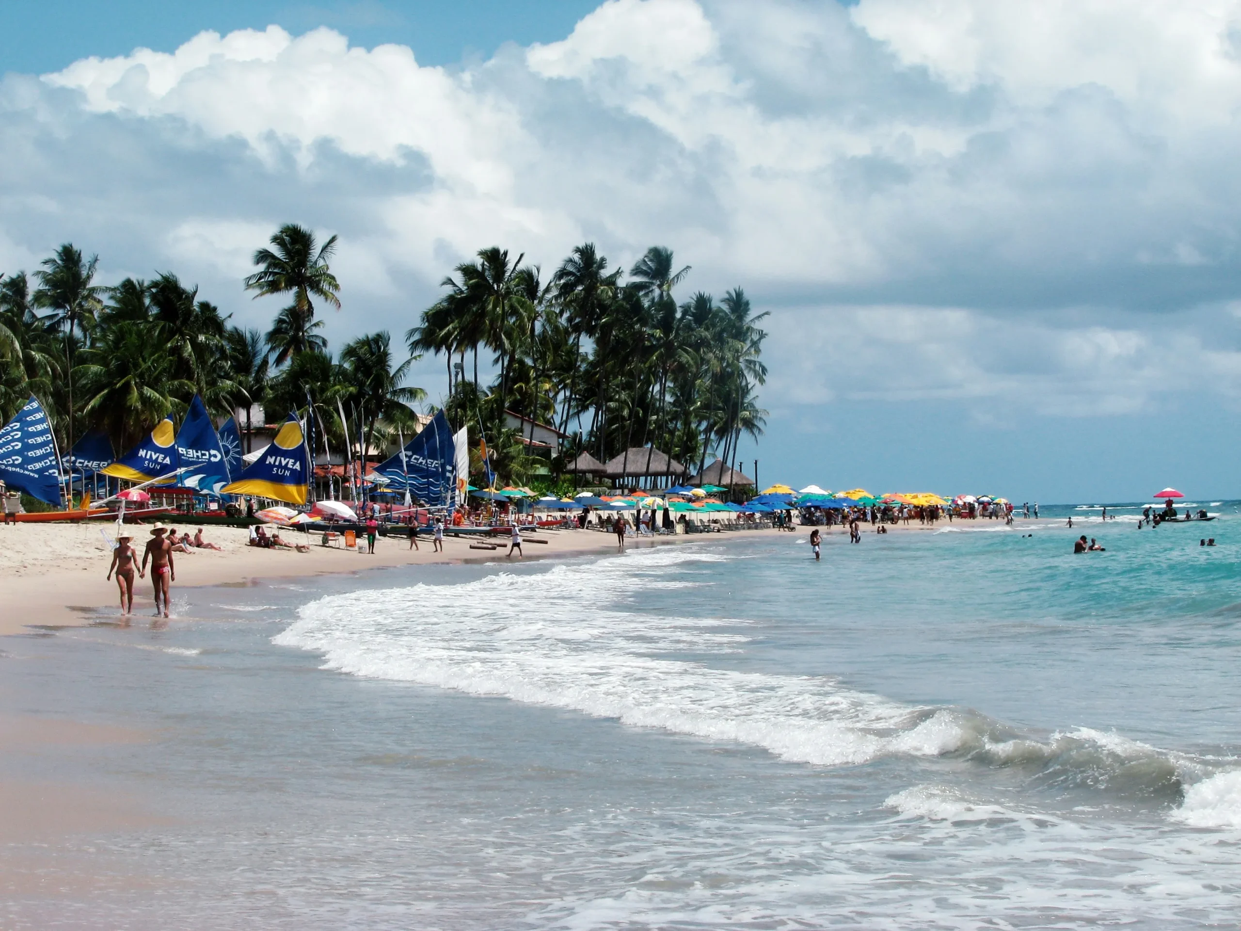 Pessoas na praia em Porto de Galinhas